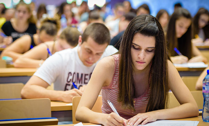 students-v-monitor_678x410_crop_478b24840a