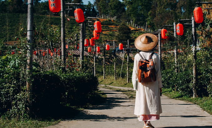 female-tourists-spread-their-arms-held-their-wings_678x410_crop_478b24840a