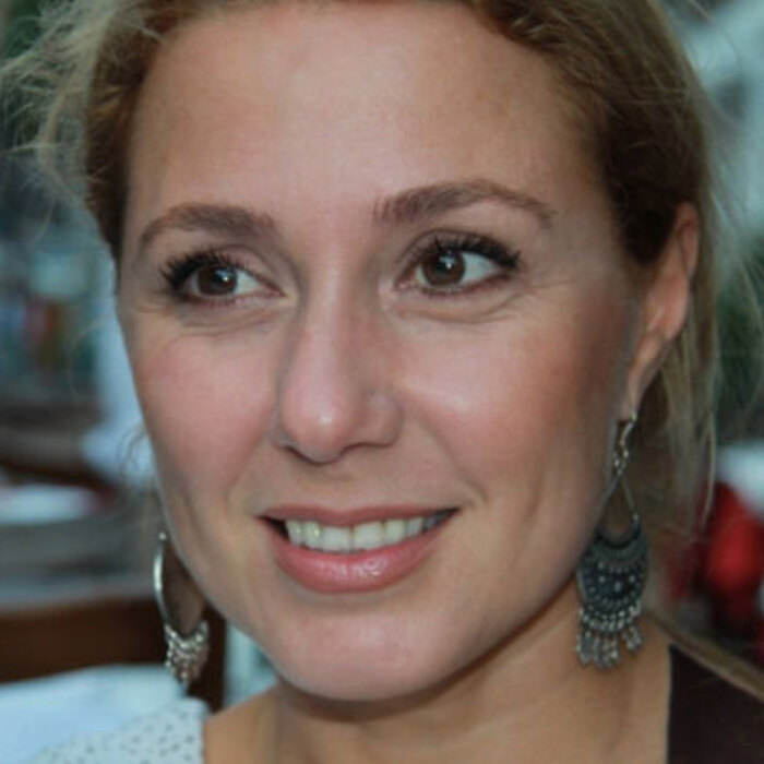 anna-pampulova-art-bg-678x410-crop-478b24840a_700x700_crop_478b24840a