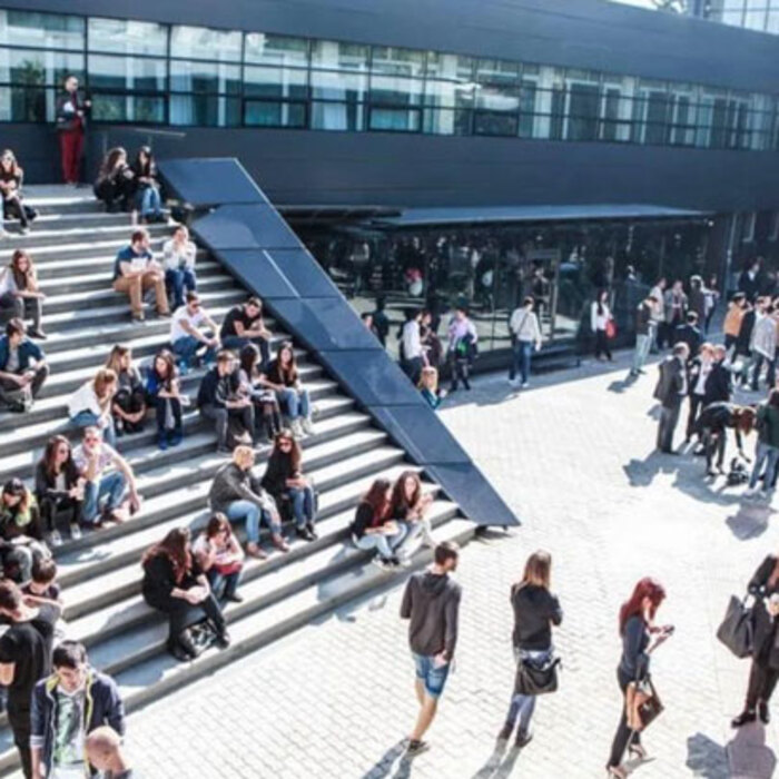 nbu-dvor-studenti_700x700_crop_478b24840a