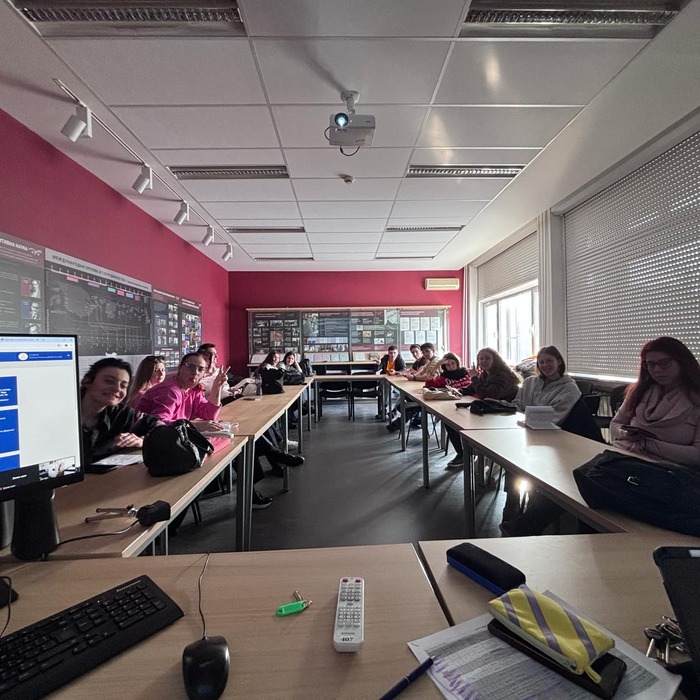 messenger-creation-1-d099633-292-d-43-c1-a0-ef-d901-e709-d6-e8_700x700_crop_478b24840a